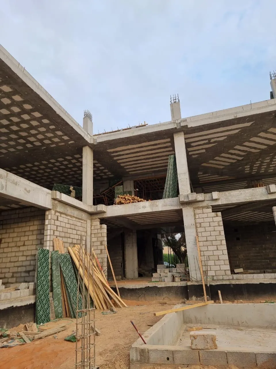 مبنى تحت الإنشاء بأعمدة وأسقف خرسانية